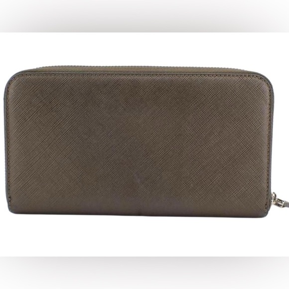 Salvatore Ferragamo Gray Bow Wallet!! - Picture 2 of 5